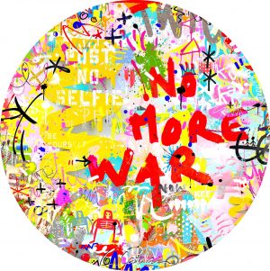 Collection Plexi NO MORE WAR NOW, un tirage photographique sous plexiglass, disponible en édition limitée sur le site officiel de l'artiste urbain C.Catelain. Format Rond, Oeuvre originale Street Art